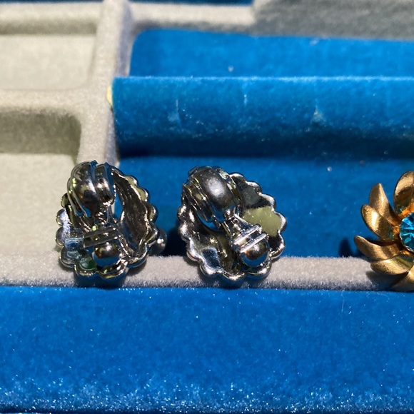 ANTIQUE EARRINGS. SET OF 2 screw on earrings. Brilliant blue stones. - Picture 4 of 9